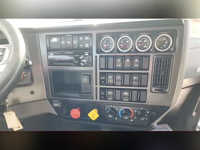 2021 MACK AN64T