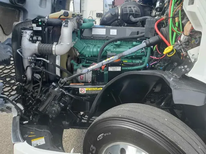 2023 VOLVO VNL64T760
