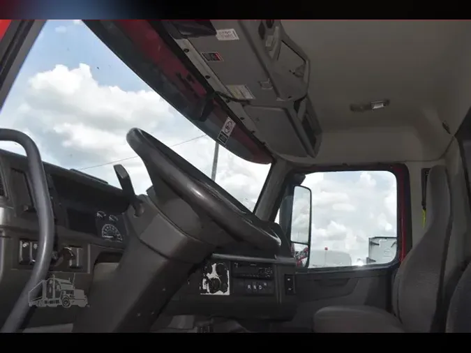 2021 VOLVO VNR64T300
