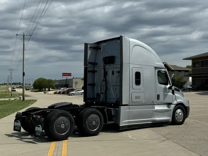 2021 FREIGHTLINER Cascadia 126