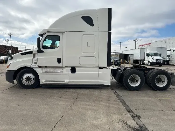 2018 Freightliner T12664ST