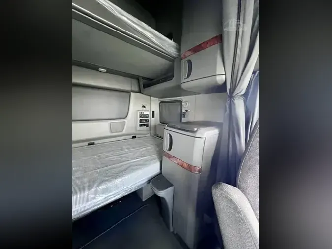 2022 VOLVO VNL64T760