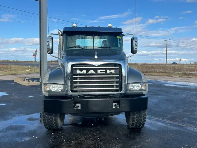 2018 MACK GU714