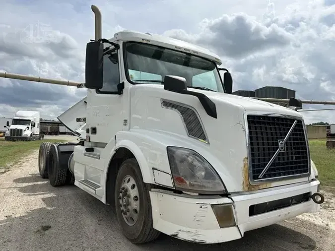 2012 VOLVO VNL64T300