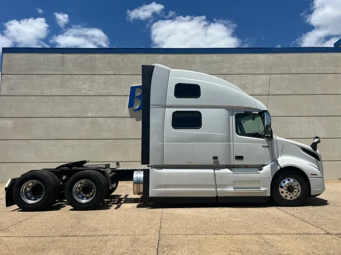 2025 VOLVO VNL64T860