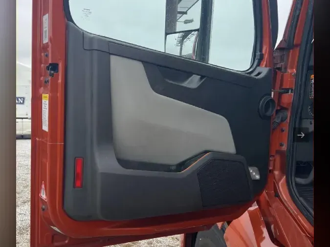 2021 VOLVO VNL64T860