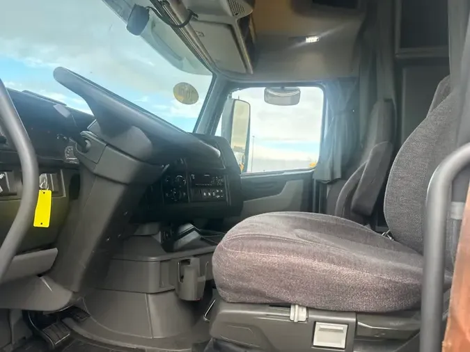 2020 VOLVO VNR64T-640