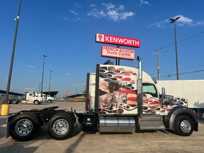 2023 Kenworth W990