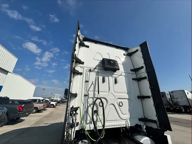 2023 Freightliner Cascadia 126