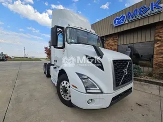 2021 VOLVO VNR64T300