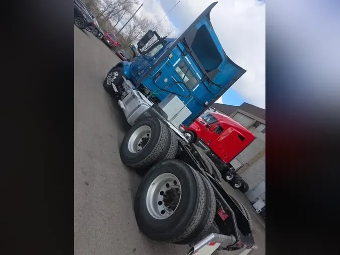 2021 VOLVO VNL64T300