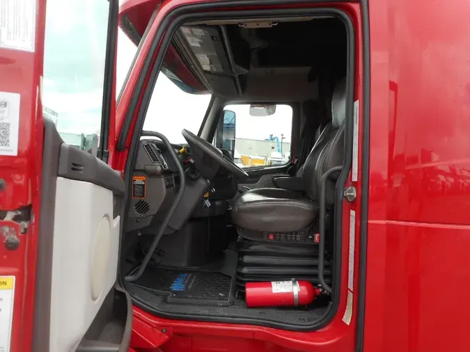 2017 VOLVO VNL64T780