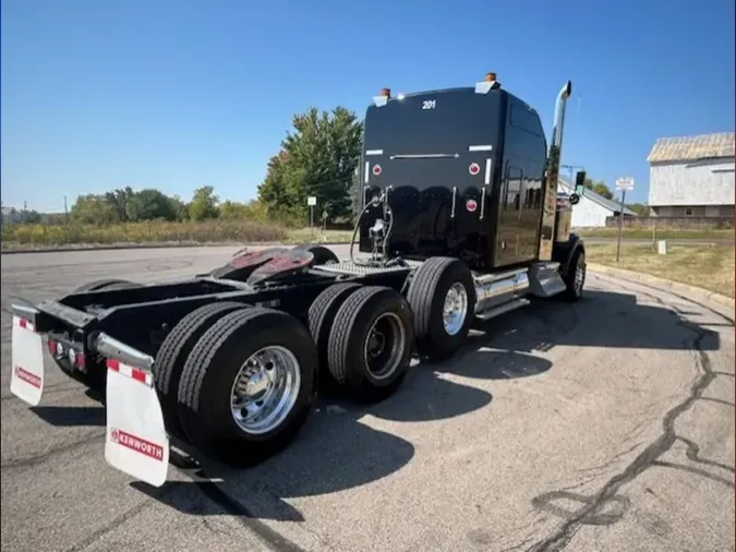 2024 Kenworth W900