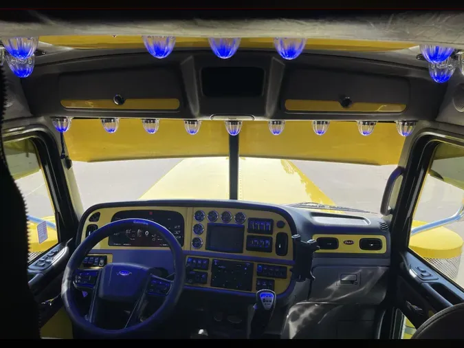 2023 Peterbilt 389