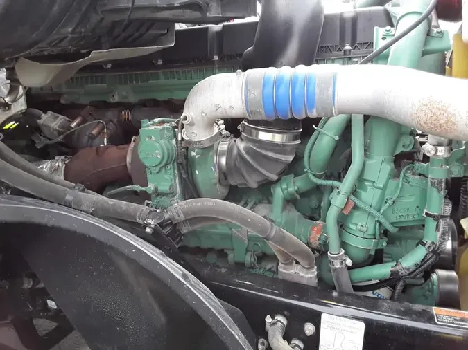 2020 VOLVO VNL64T-300