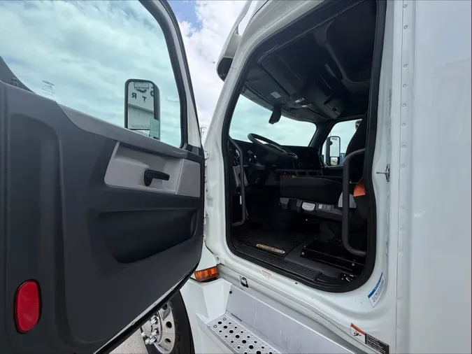2020 Freightliner Cascadia 126