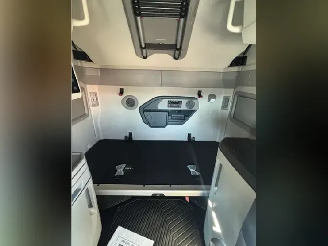 2025 VOLVO VNL64T860