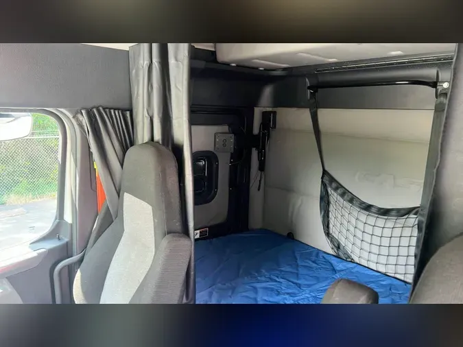 2020 Freightliner Cascadia 126