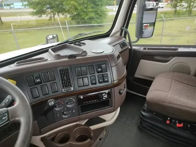 2016 VOLVO VNL64T300