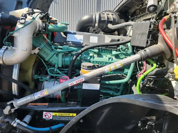 2025 VOLVO VNL64T860