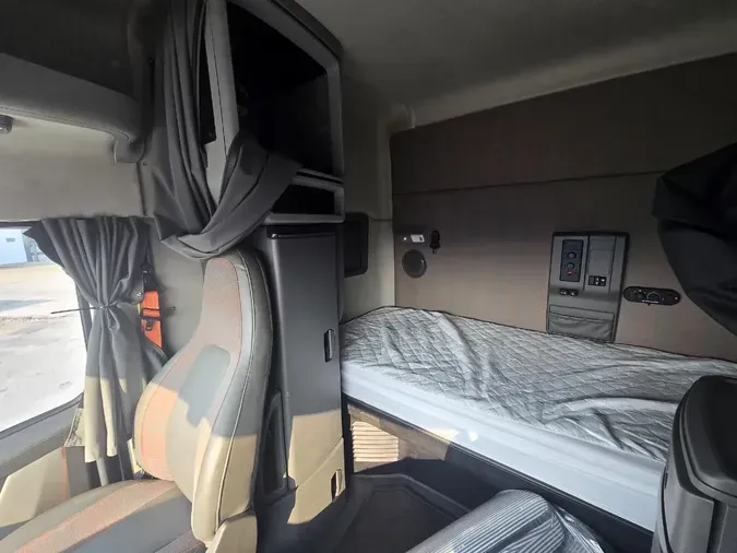 2022 VOLVO VNL64T740