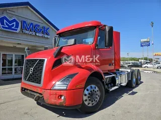 2019 VOLVO VNR64T300