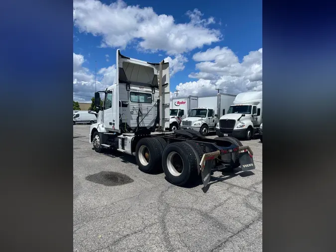 2017 VOLVO VNL64T