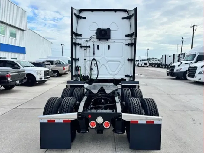 2021 Freightliner Cascadia 126