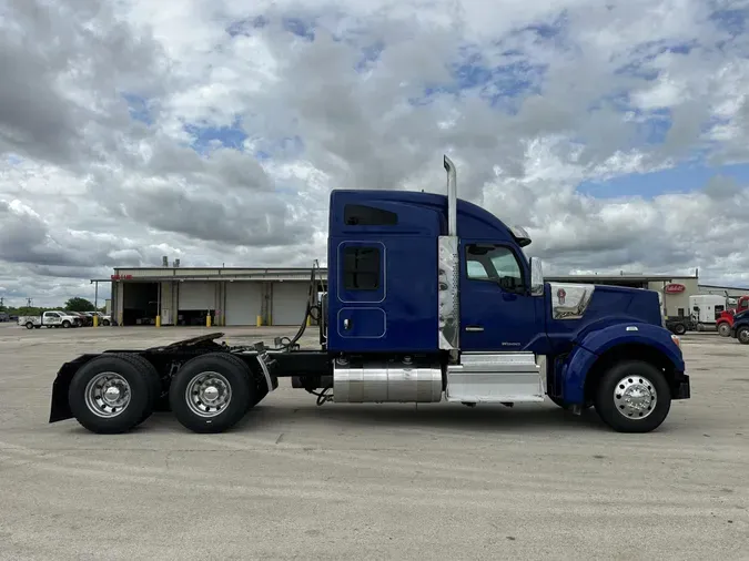 2022 Kenworth W990