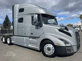 2022 VOLVO VNL64T760