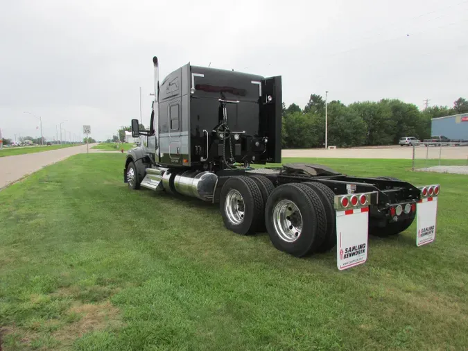 2023 Kenworth W990