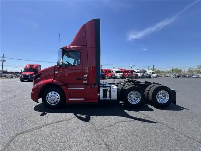 2020 VOLVO VNR300