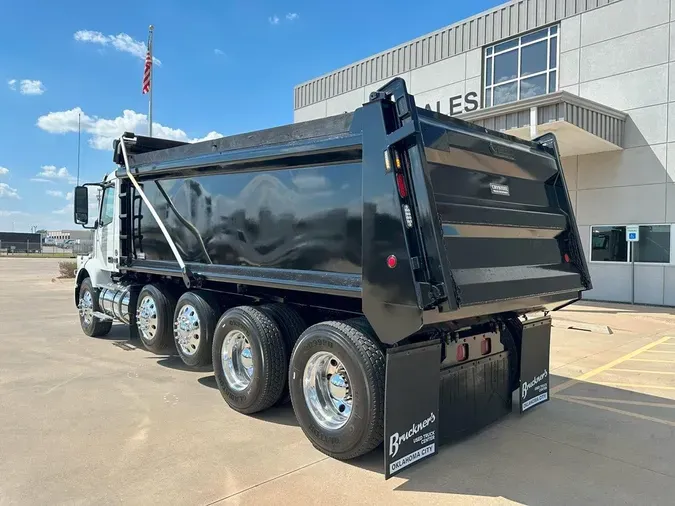 2020 VOLVO VNR64300