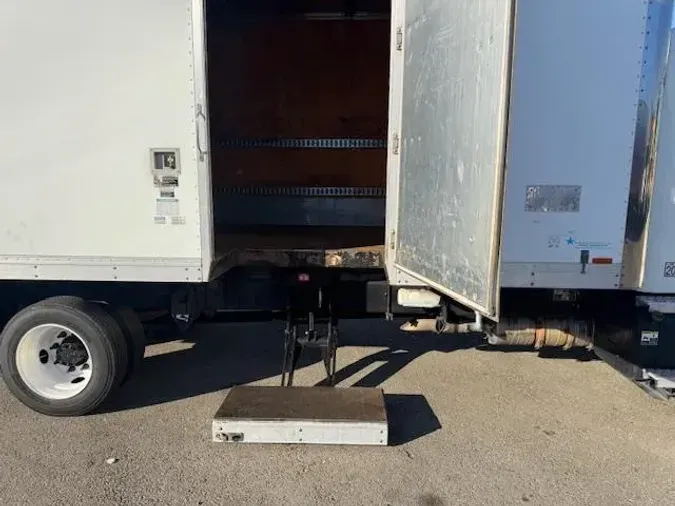2019 Peterbilt 325