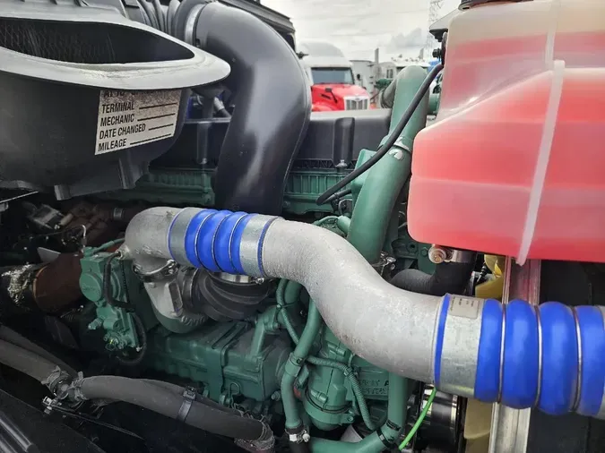 2021 VOLVO VNL64T760