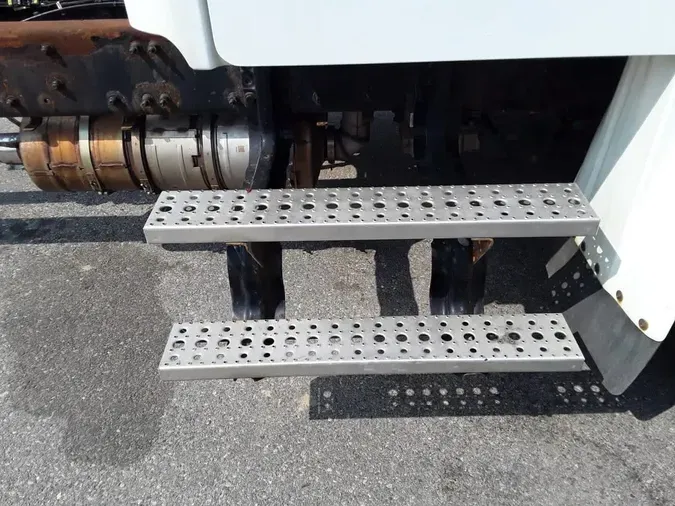 2018 FREIGHTLINER M2 106