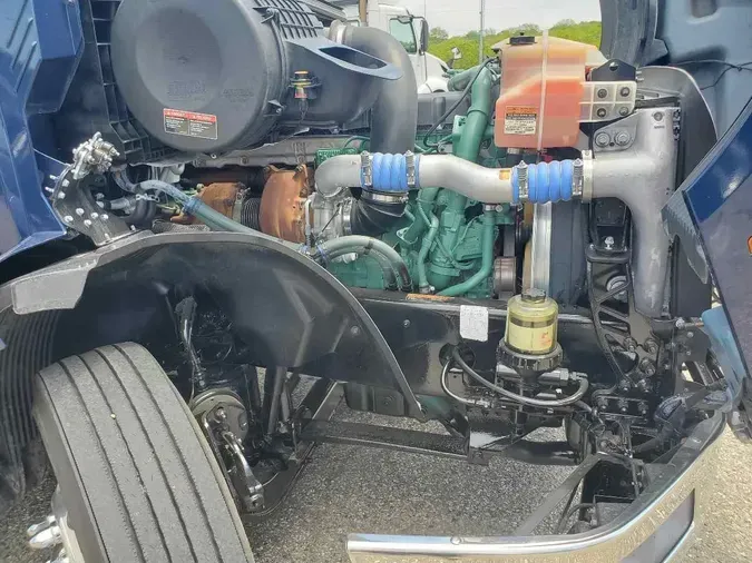 2023 VOLVO VNL64T740
