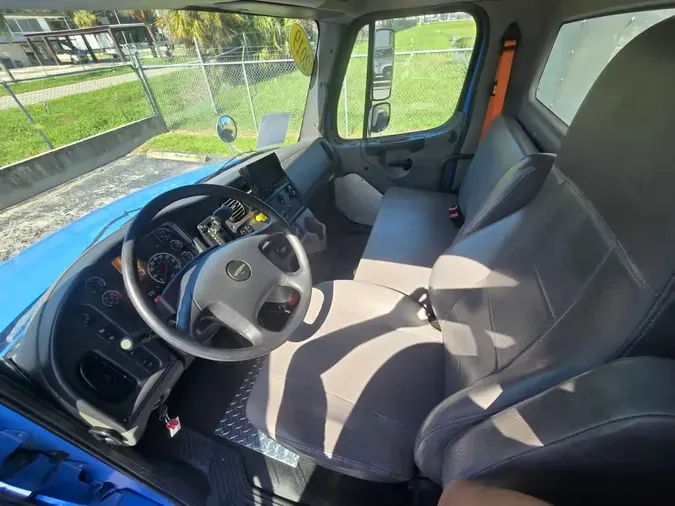 2019 FREIGHTLINER/MERCEDES M2 106