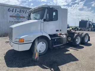 1999 VOLVO VNM64T200