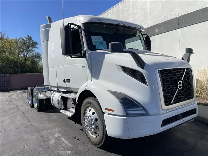 2020 VOLVO VNR640