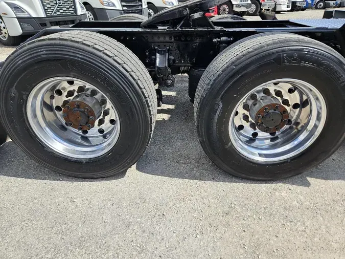 2022 VOLVO VNL64T740