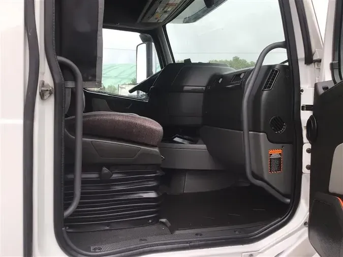 2019 VOLVO VNL740