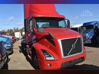 2019 VOLVO VNR64T300