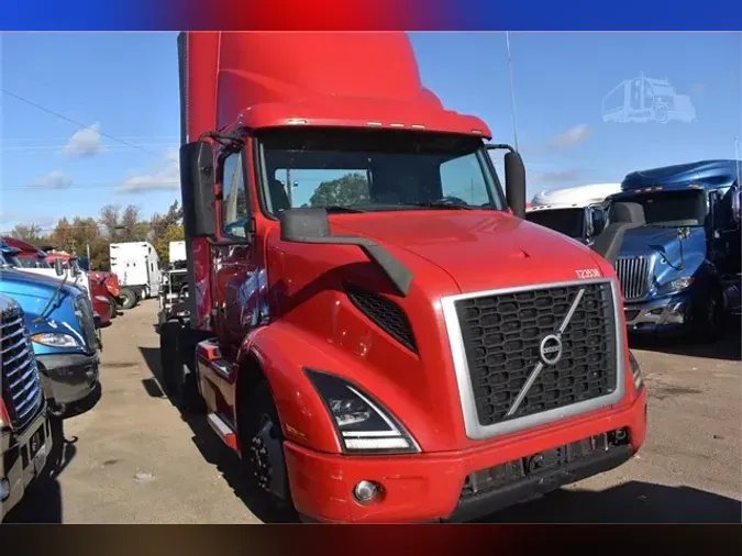 2019 VOLVO VNR64T300