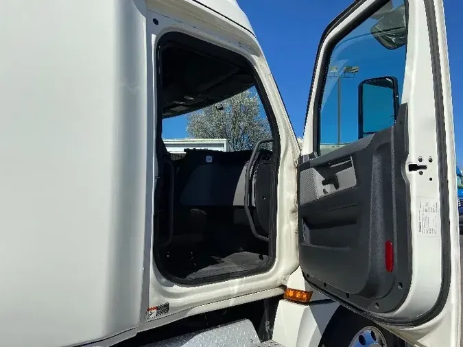 2019 Freightliner T12664ST