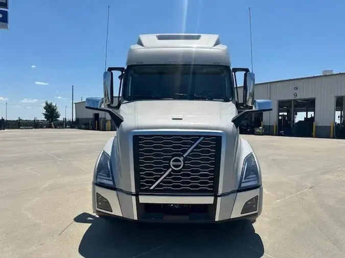 2025 VOLVO VNL64T860