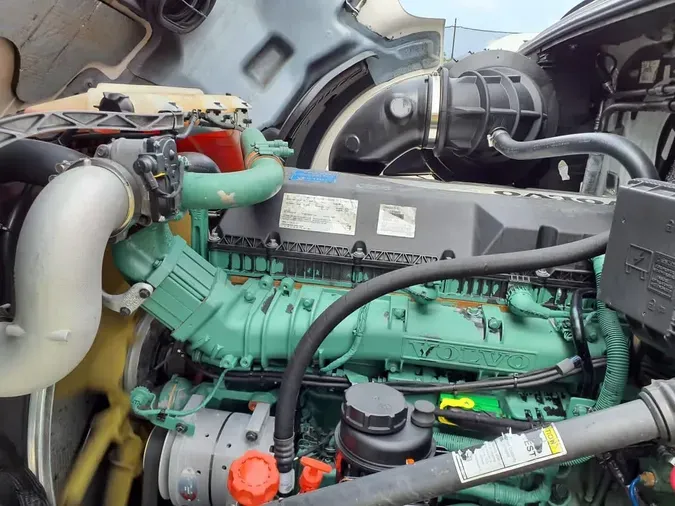 2019 VOLVO VNL64T-300