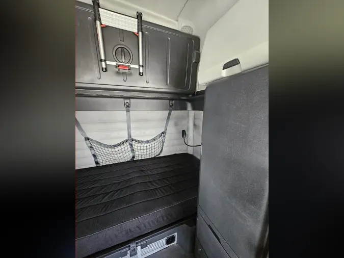 2021 FREIGHTLINER CASCADIA CA126