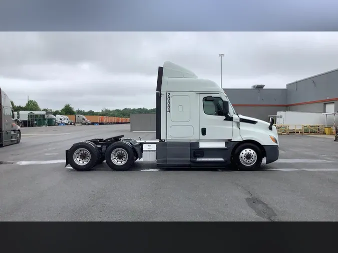 2021 Freightliner Cascadia 126