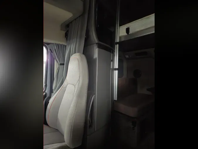 2024 VOLVO VNL64T860